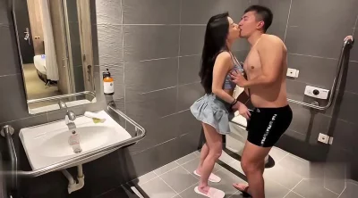 在卫生间里开干吧！